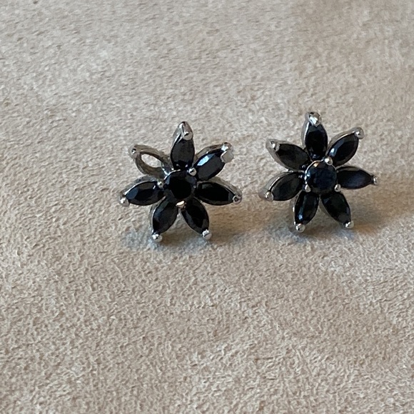 Black flower earrings and pendant set - Picture 6 of 6